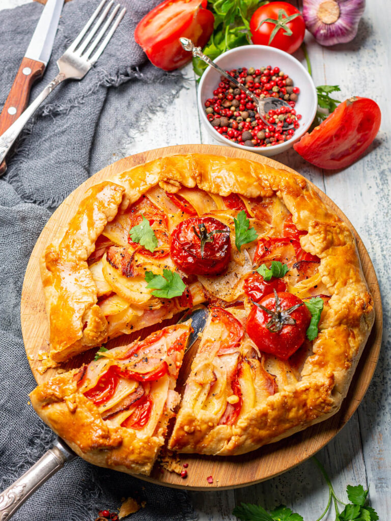 Herzhafte Galette mit Kartoffeln, Speck und Tomaten