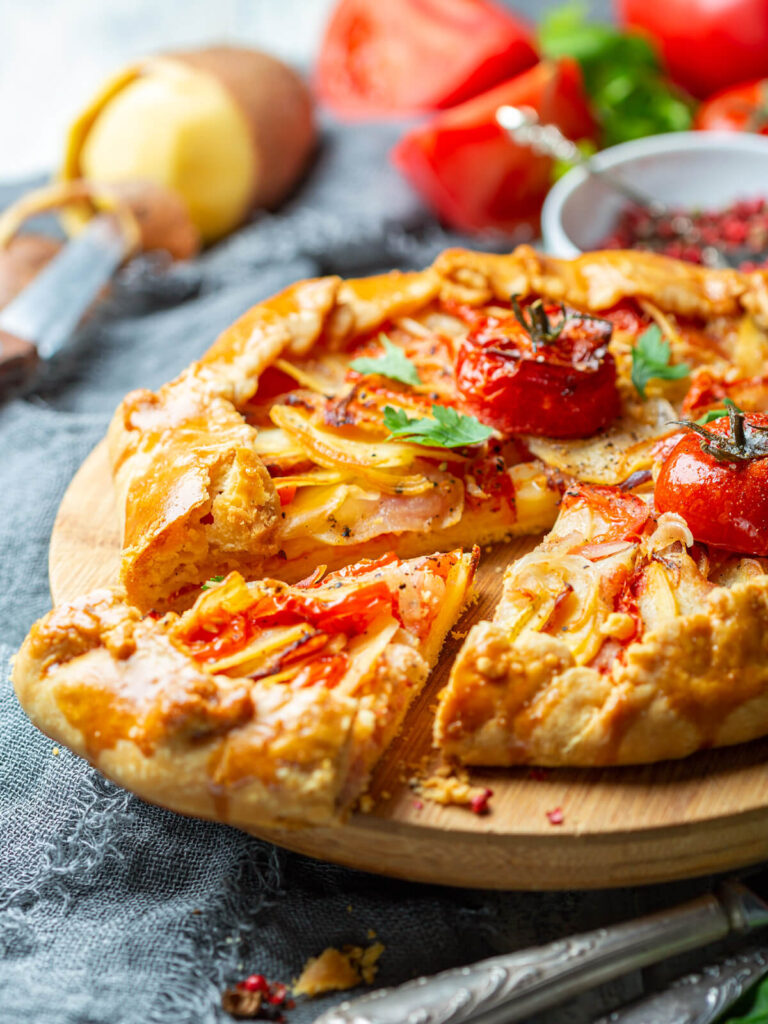 Herzhafte Galette mit Kartoffeln, Speck und Tomaten