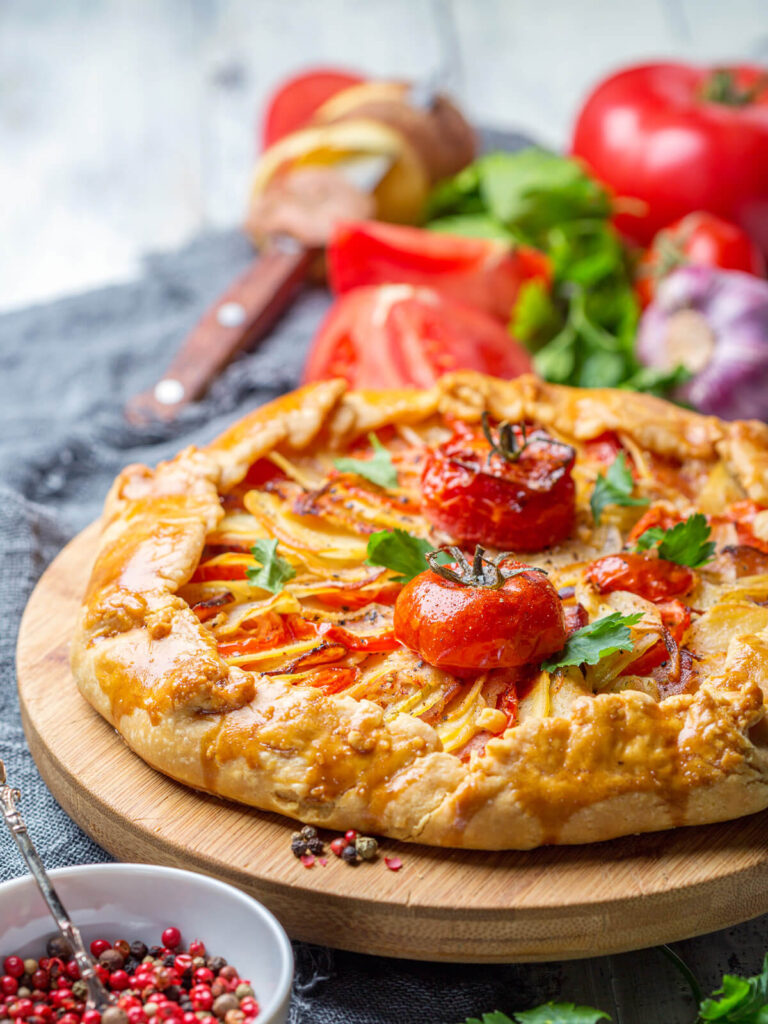 Herzhafte Galette mit Kartoffeln, Speck und Tomaten