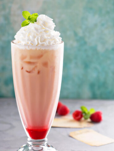 Himbeer-Milchshake mit Himbeersirup und Sahnehaube