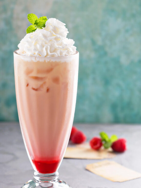 Himbeer-Milchshake mit Himbeersirup und Sahnehaube