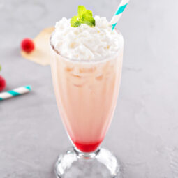 Himbeer-Milchshake mit Himbeersirup und Sahnehaube