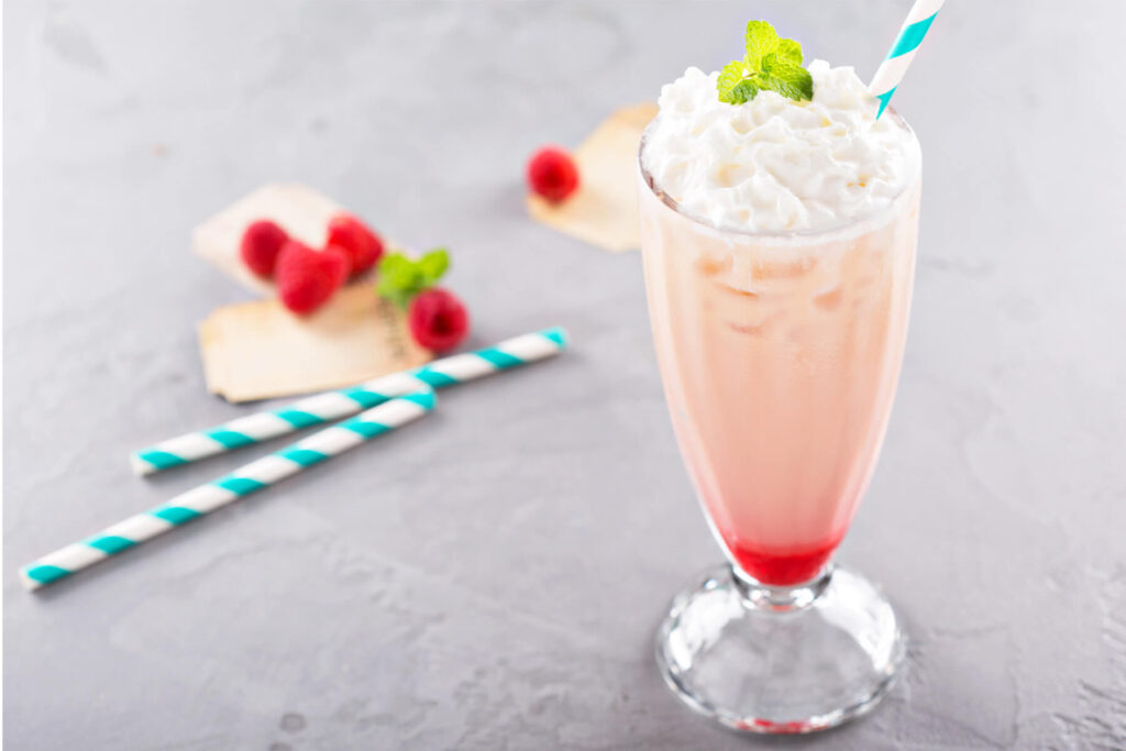 Himbeer-Milchshake mit Himbeersirup und Sahnehaube