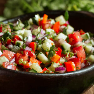 Israelischer Salat mit Olivenöl