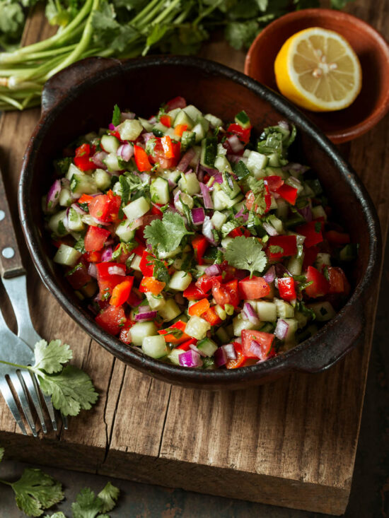 Israelischer Salat angerichtet