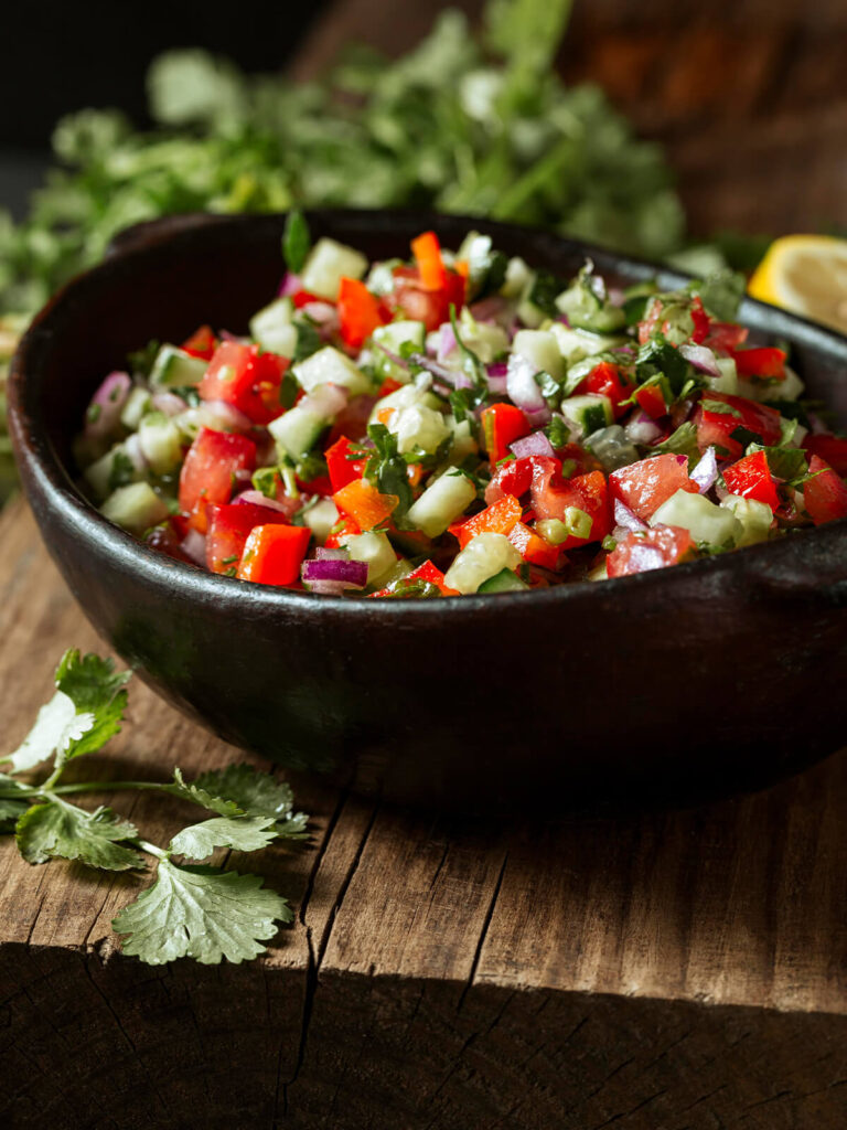 Israelischer Salat fertig serviert