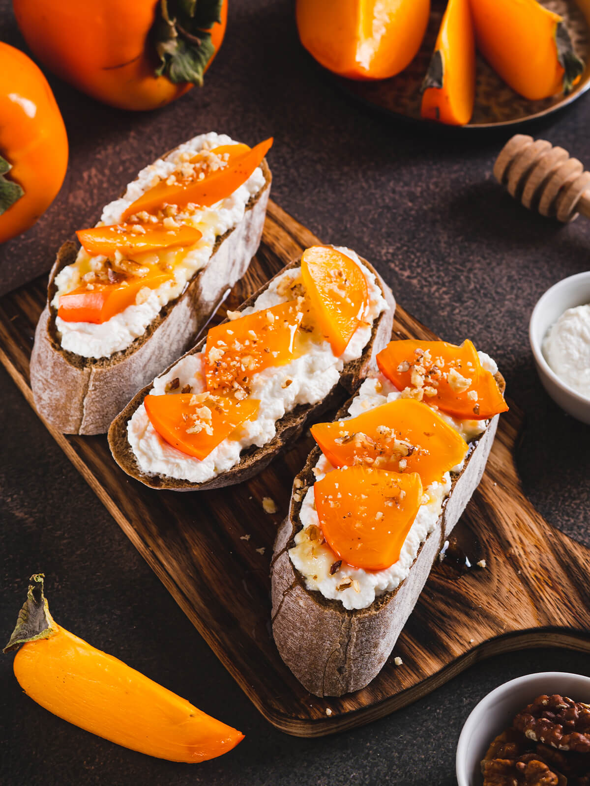 Süße Bruschetta mit Ricotta und Kaki