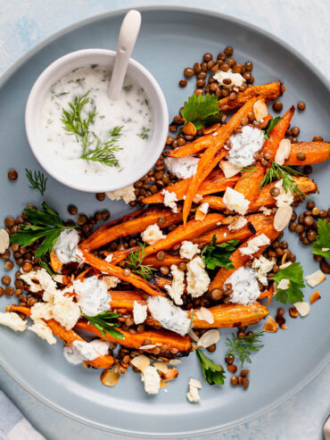 Gerösteter Karotten-Linsen-Salat mit Feta, Mandelblättchen und Joghurt-Dill-Dressing