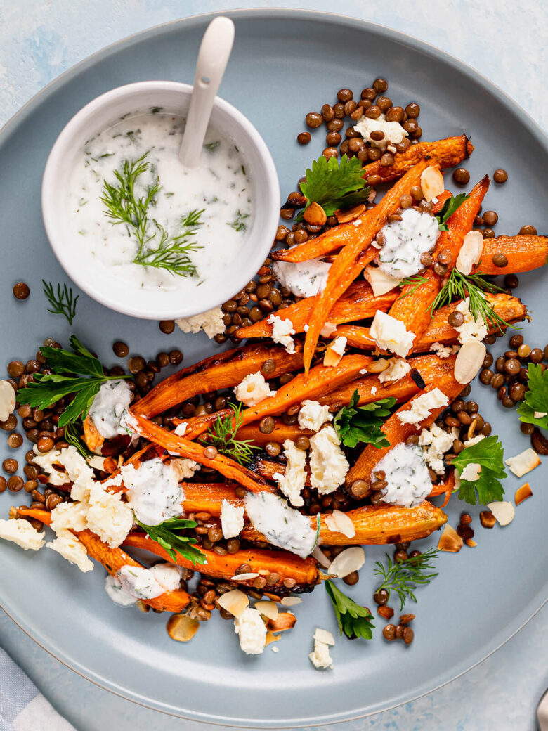 Gerösteter Karotten-Linsen-Salat mit Feta, Mandelblättchen und Joghurt-Dill-Dressing