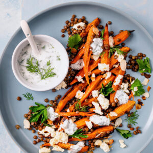 Gerösteter Karotten-Linsen-Salat mit Feta und Joghurt-Dill-Dressing