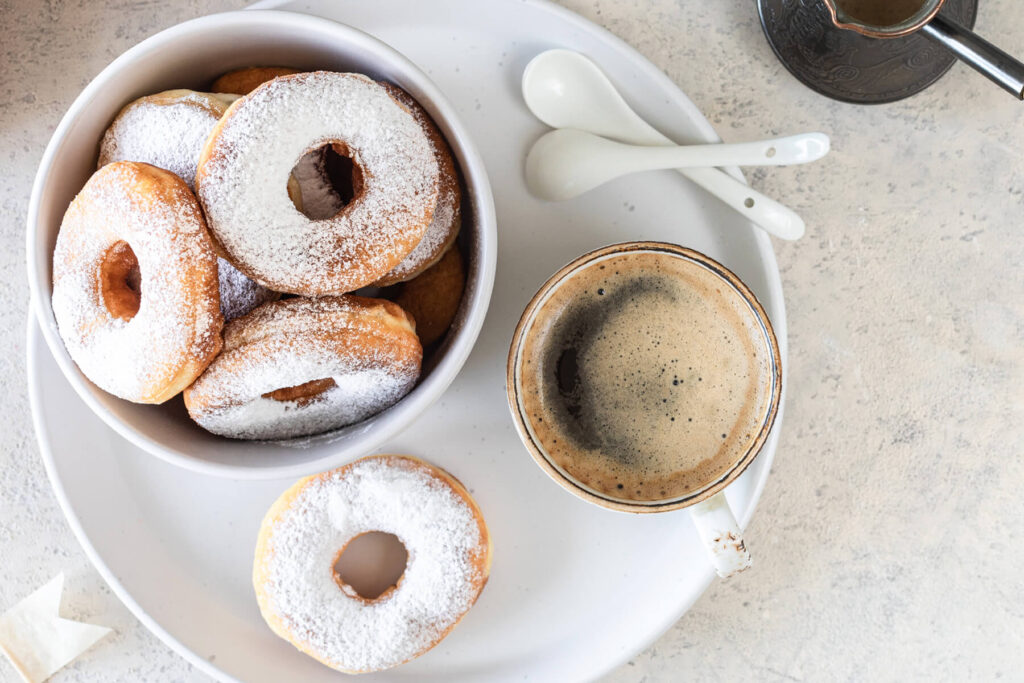 Klassische Donuts mit Puderzucker