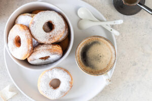 Klassische Donuts mit Puderzucker