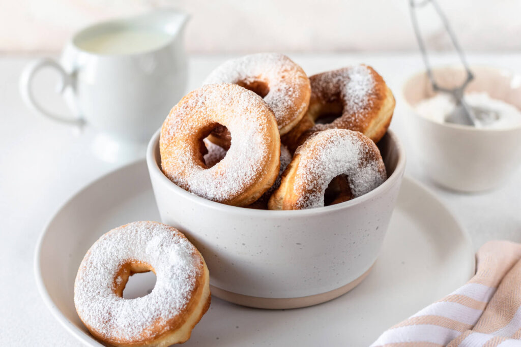 Klassische Donuts mit Puderzucker