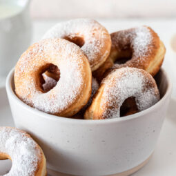 Klassische Donuts mit Puderzucker
