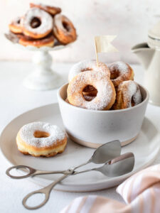 Klassische Donuts mit Puderzucker