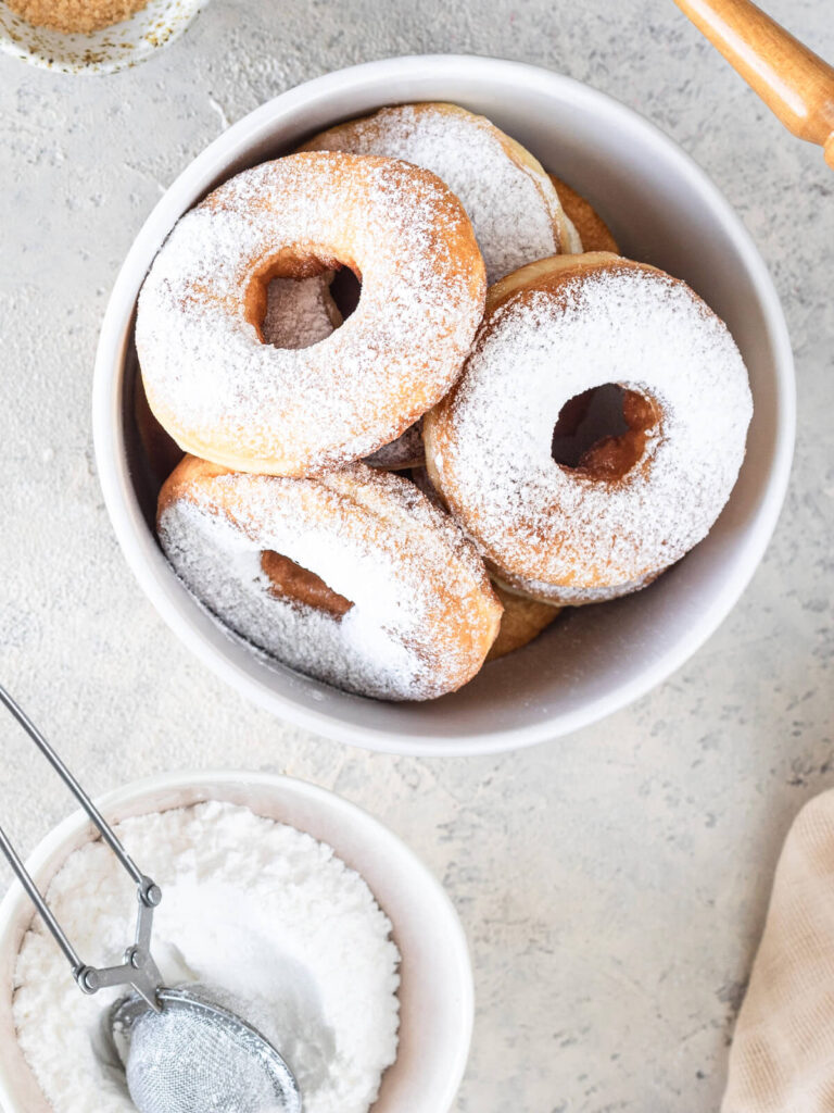 Klassische Donuts mit Puderzucker