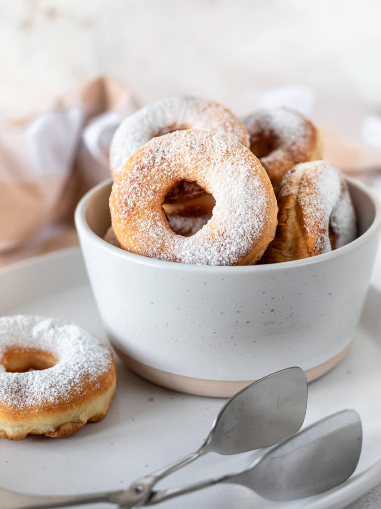 Klassische Donuts mit Puderzucker