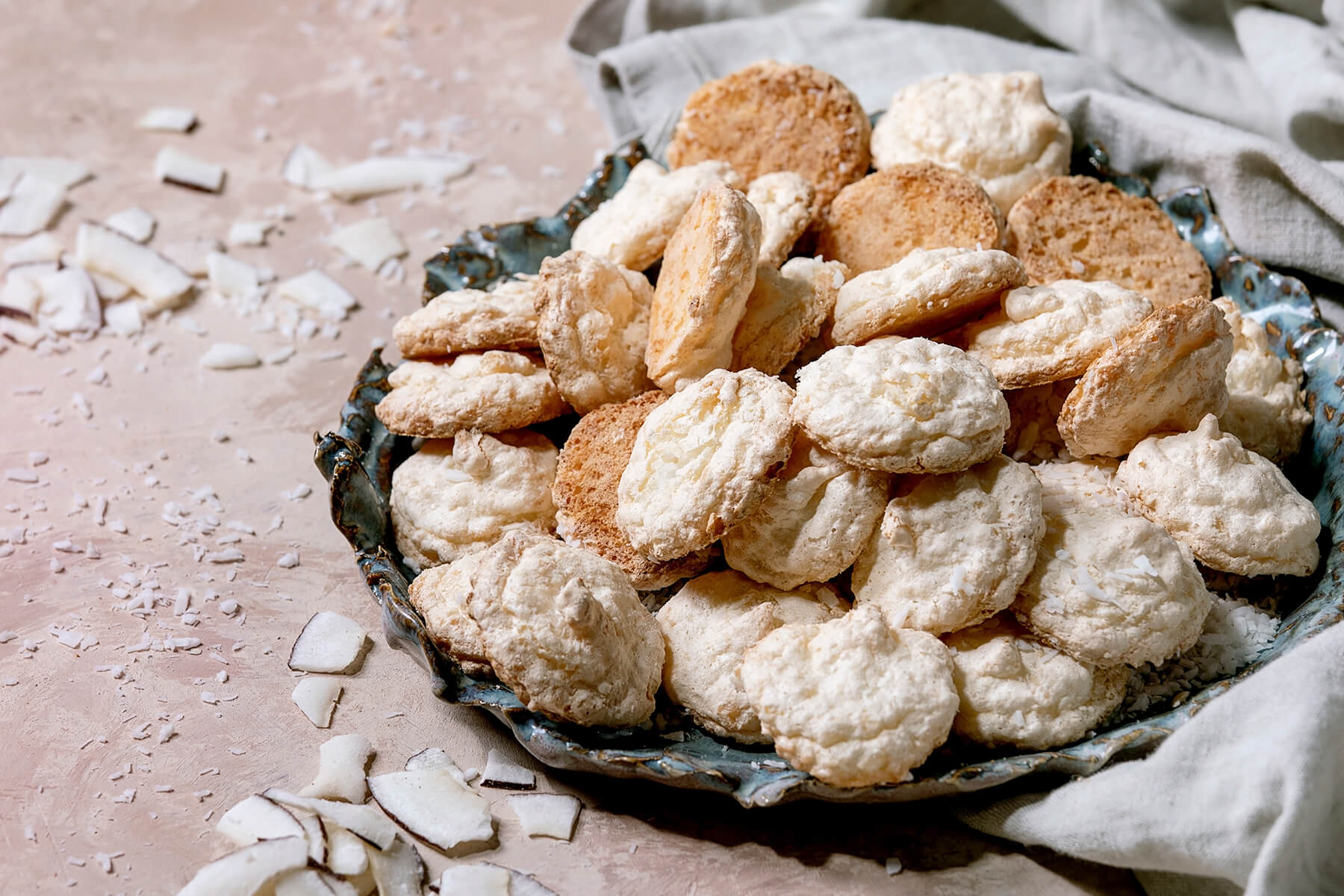Goldgebackene Kokosmakronen mit karamellisierten Spitzen auf einem Abkühlgitter