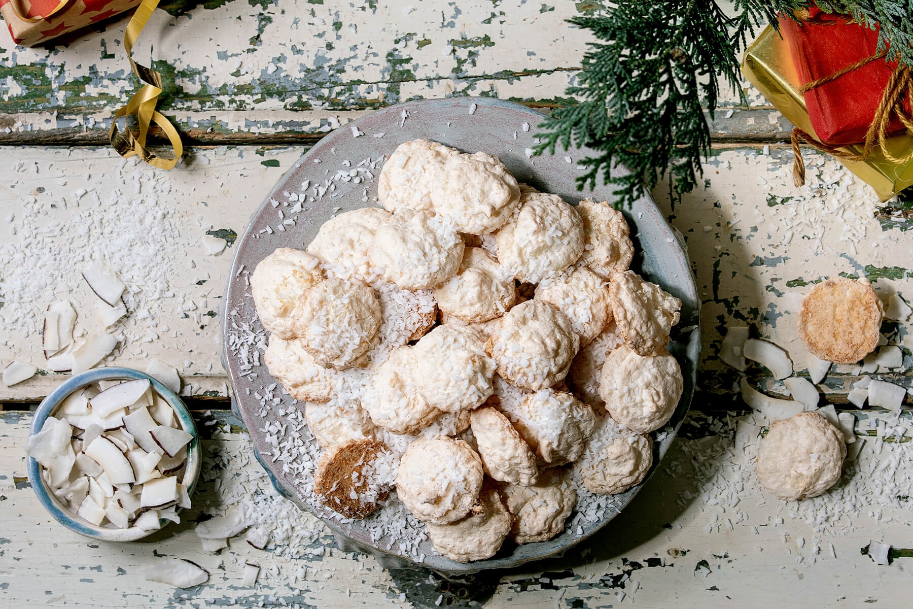 Kokosmakronen auf Backblech und Abkühlgitter, frisch gebacken