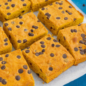 Kürbis-Blondies mit Schokotropfen auf Gitter