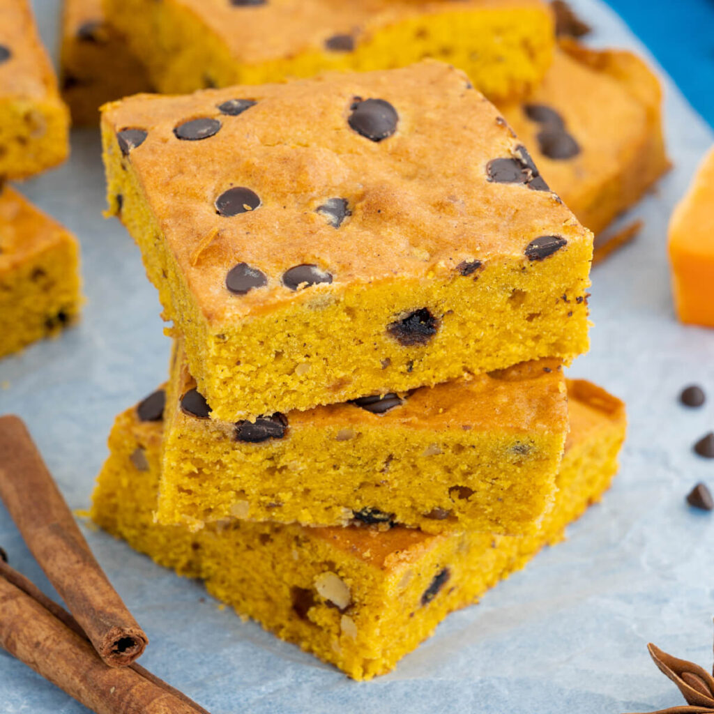 Kürbis-Blondies mit Schokotropfen und Walnüssen – saftiges Herbst-Blechgebäck