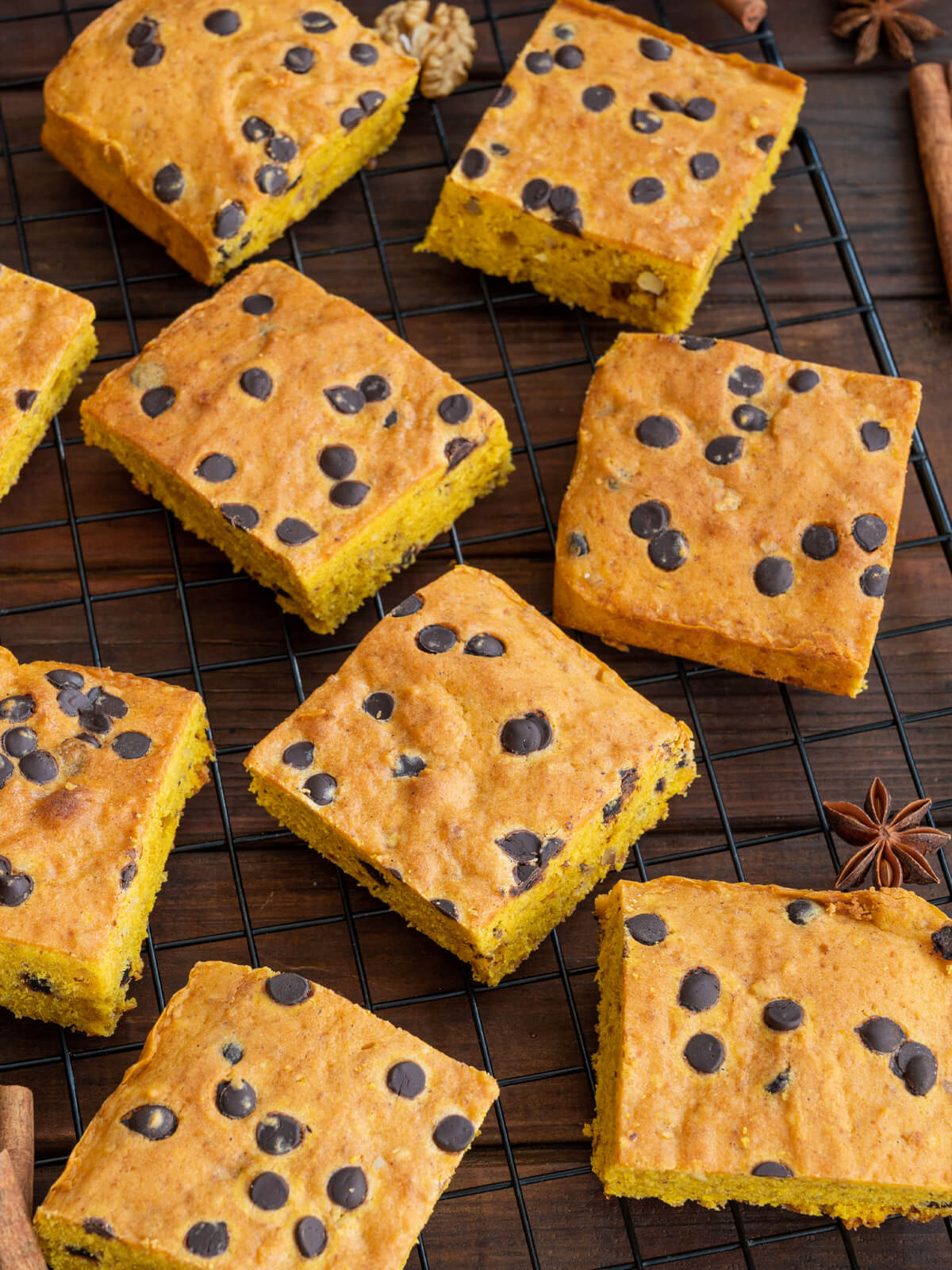 Kürbis-Blondies mit Schokotropfen und Walnüssen aus dem Ofen