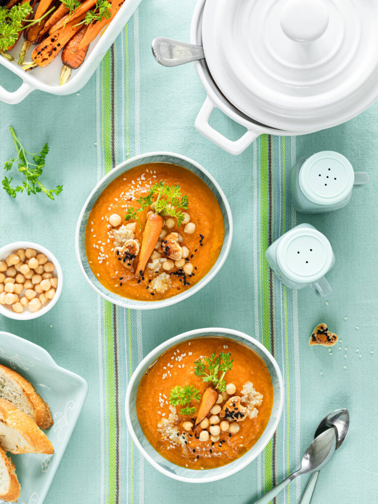 Kürbis-Karotten-Suppe mit Kichererbsen