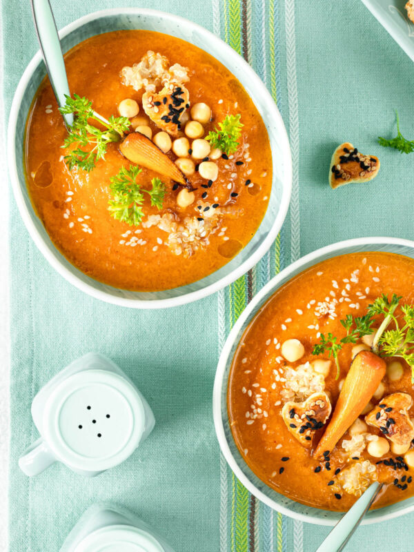 Kürbis-Karotten-Suppe mit Kichererbsen