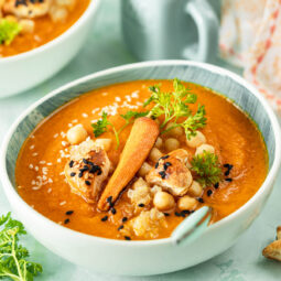 Kürbis-Karotten-Suppe mit Kichererbsen