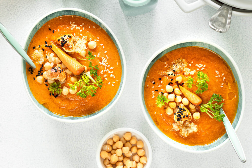 Kürbis-Karotten-Suppe mit Kichererbsen