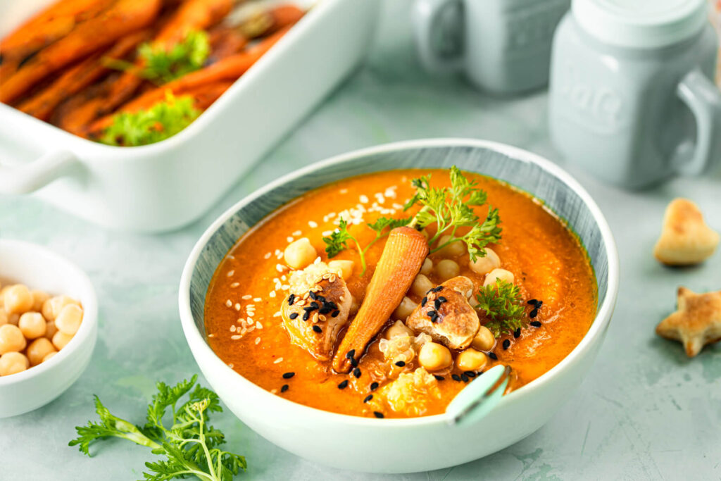 Kürbis-Karotten-Suppe mit Kichererbsen