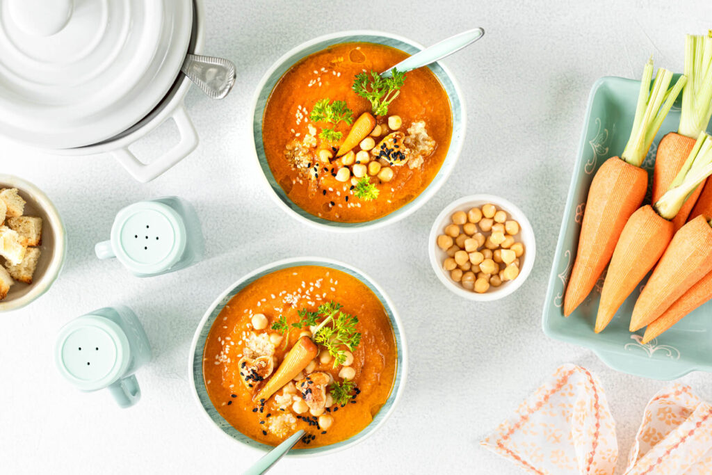 Kürbis-Karotten-Suppe mit Kichererbsen