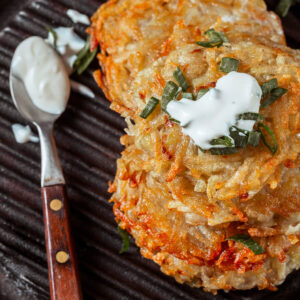 Latkes auf Teller