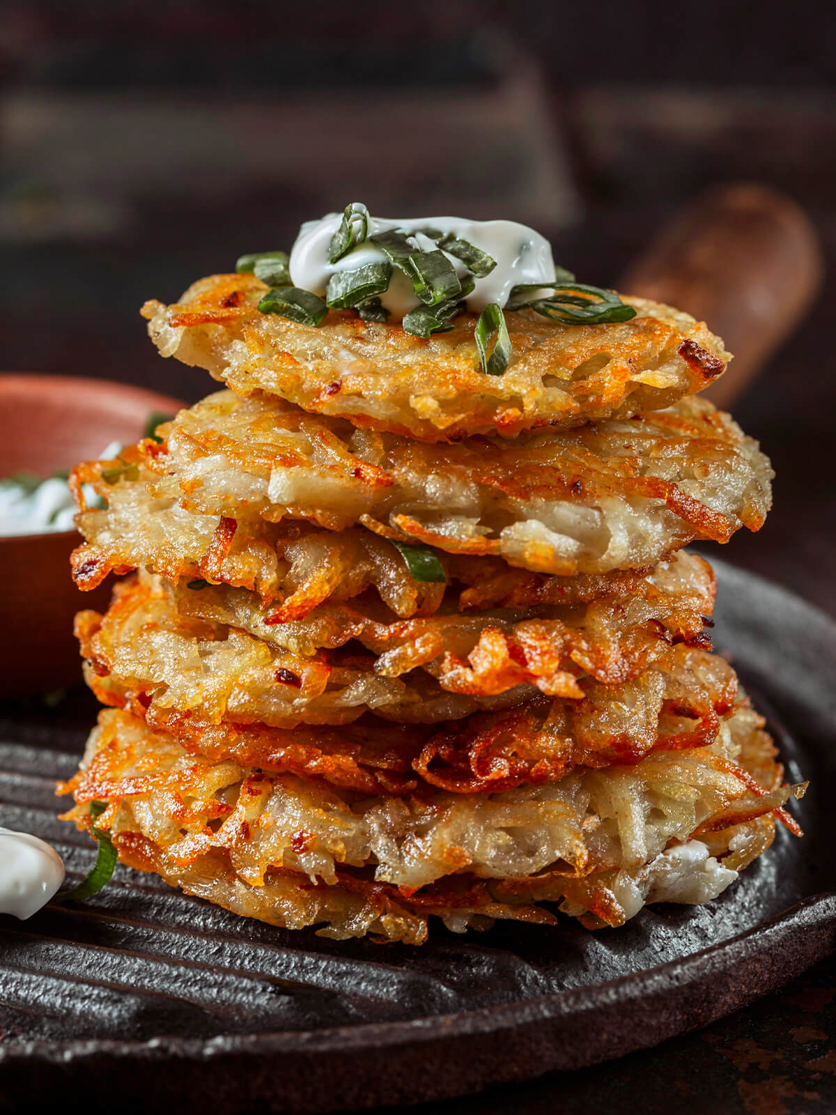 Latkes serviert mit Apfelmus und Sauerrahm