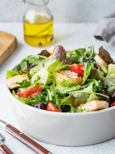 Mediterraner Blattsalat mit Croutons