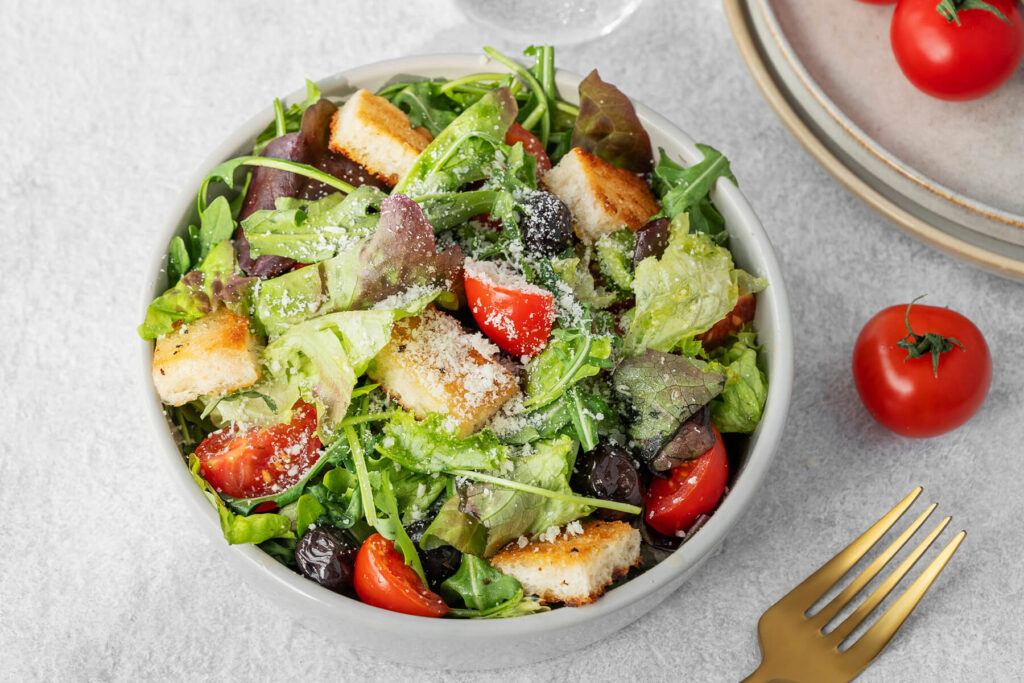 Mediterraner Blattsalat mit Croutons
