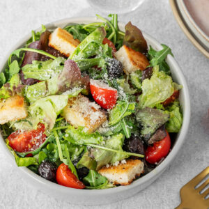 Mediterraner Blattsalat mit Croutons