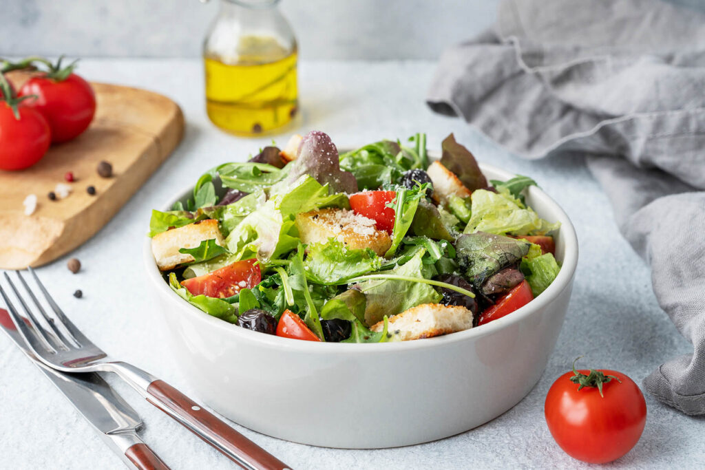 Mediterraner Blattsalat mit Croutons