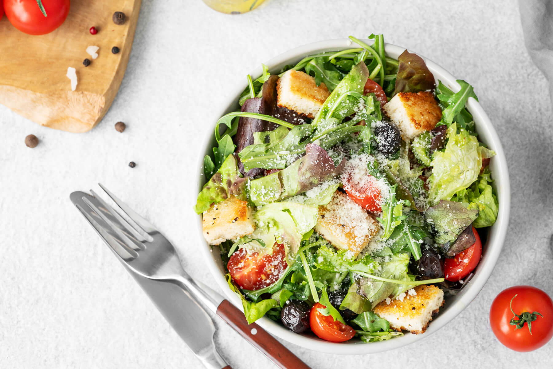 Mediterraner Blattsalat mit Croutons