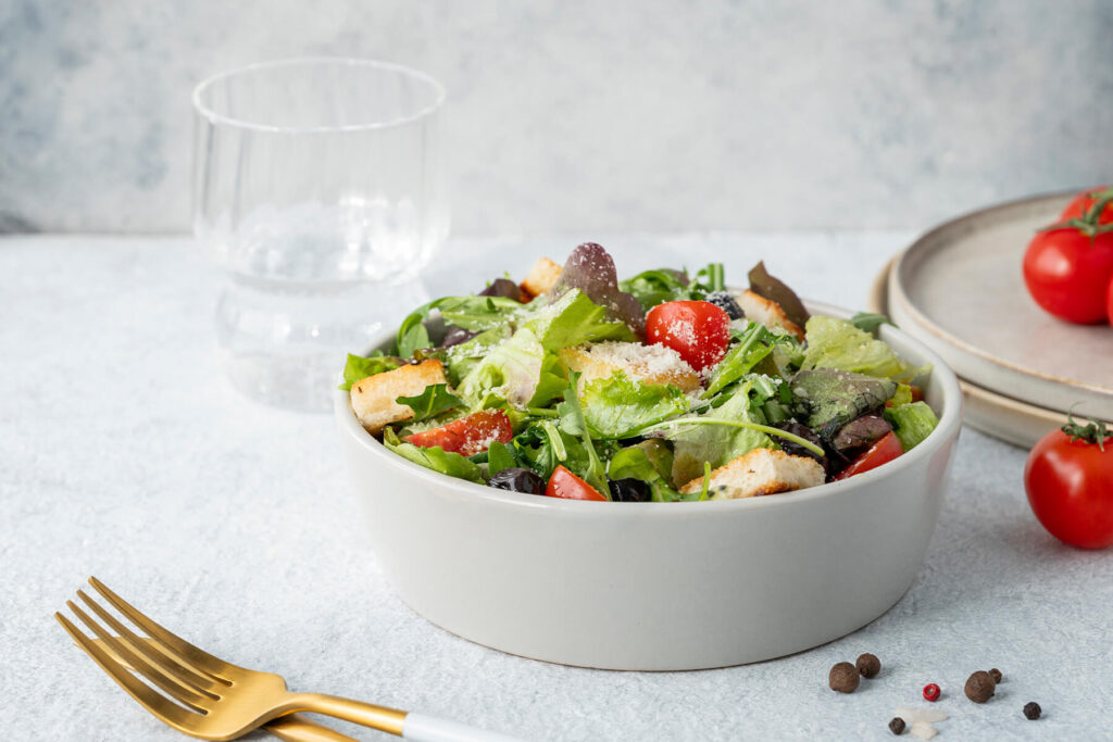 Mediterraner Blattsalat mit Croutons