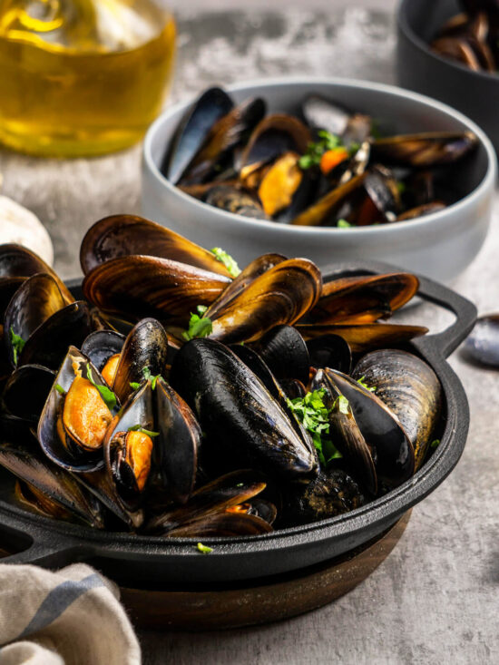 Miesmuscheln in Weißweinsoße – Klassisch gedämpfte Muscheln mit Knoblauch, Petersilie und Zitrone