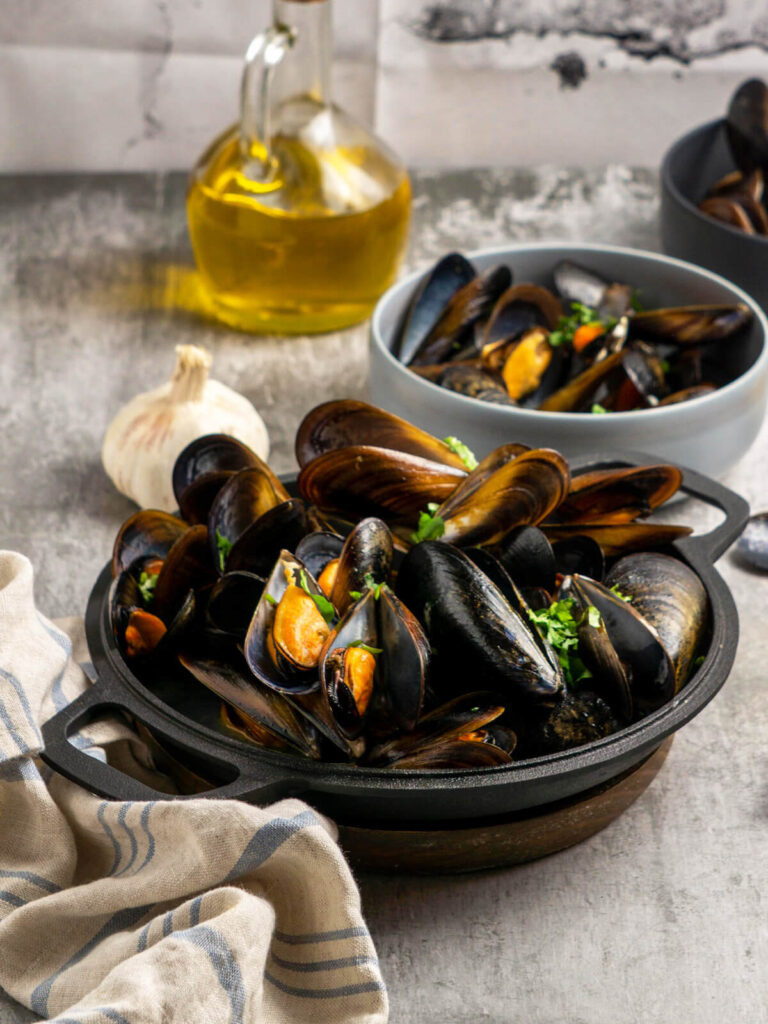 Miesmuscheln in Weißweinsoße – Klassisch gedämpfte Muscheln mit Knoblauch, Petersilie und Zitrone