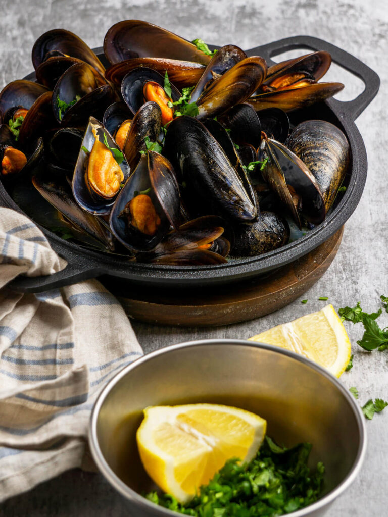Miesmuscheln in Weißweinsoße – Klassisch gedämpfte Muscheln mit Knoblauch, Petersilie und Zitrone