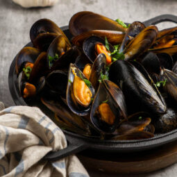 Miesmuscheln in Weißweinsoße – Klassisch gedämpfte Muscheln mit Knoblauch, Petersilie und Zitrone