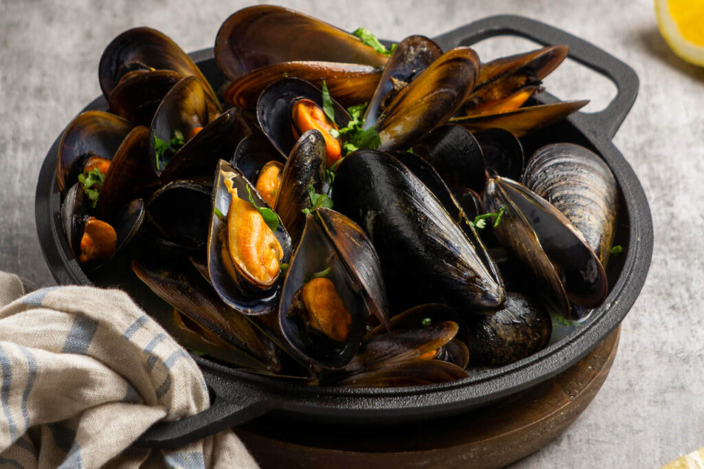 Miesmuscheln in Weißweinsoße – Klassisch gedämpfte Muscheln mit Knoblauch, Petersilie und Zitrone