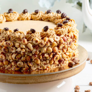 Kaffee-Torte Mokka mit Haselnüssen und Kaffee-Schokoladen-Bohnen dekoriert