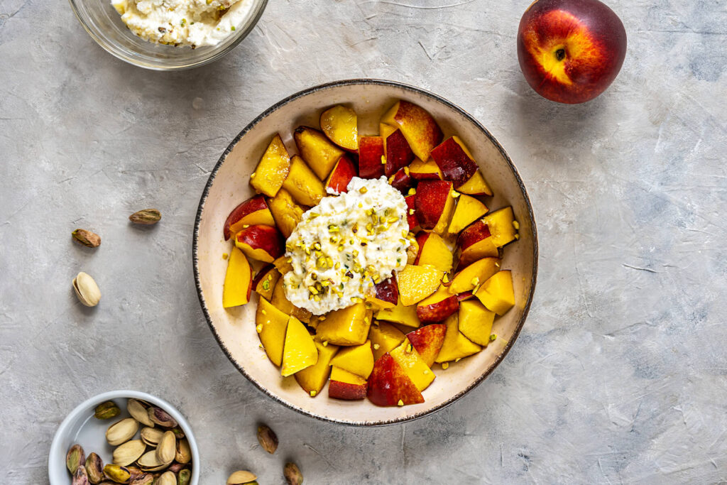 Nektarinen-Ricotta-Salat Rezept mit Pistazien und Honig – schnelles Sommerdessert