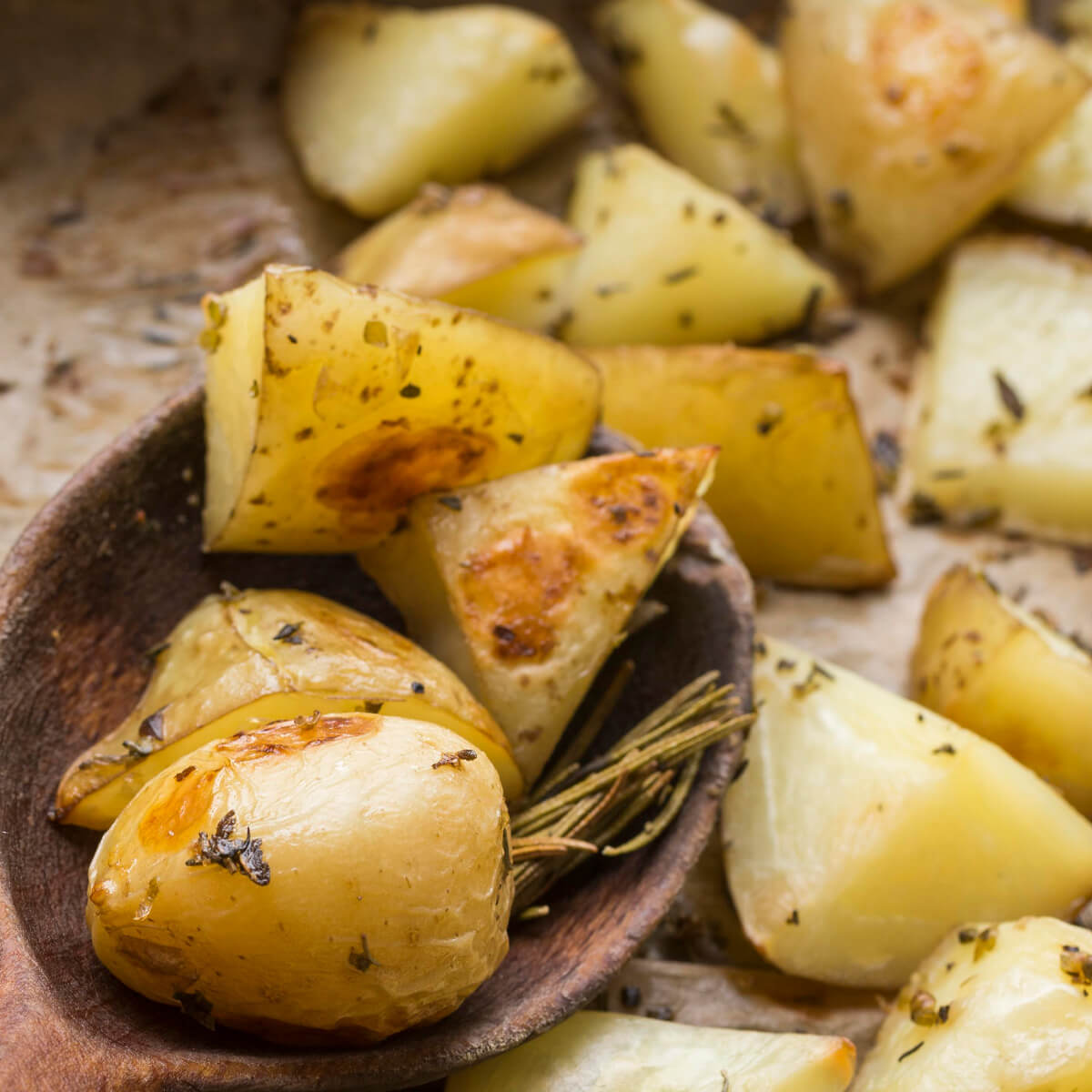 Ofenkartoffeln auf Holzlöffel mit Rosmarin