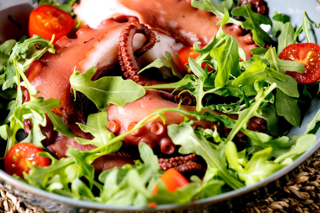 Oktopussalat mit Rucola und Kirschtomaten