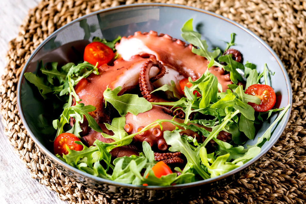Oktopussalat mit Rucola und Kirschtomaten